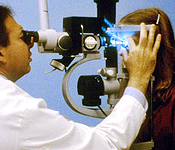 眼科医生通过晶状体观察病人的眼睛