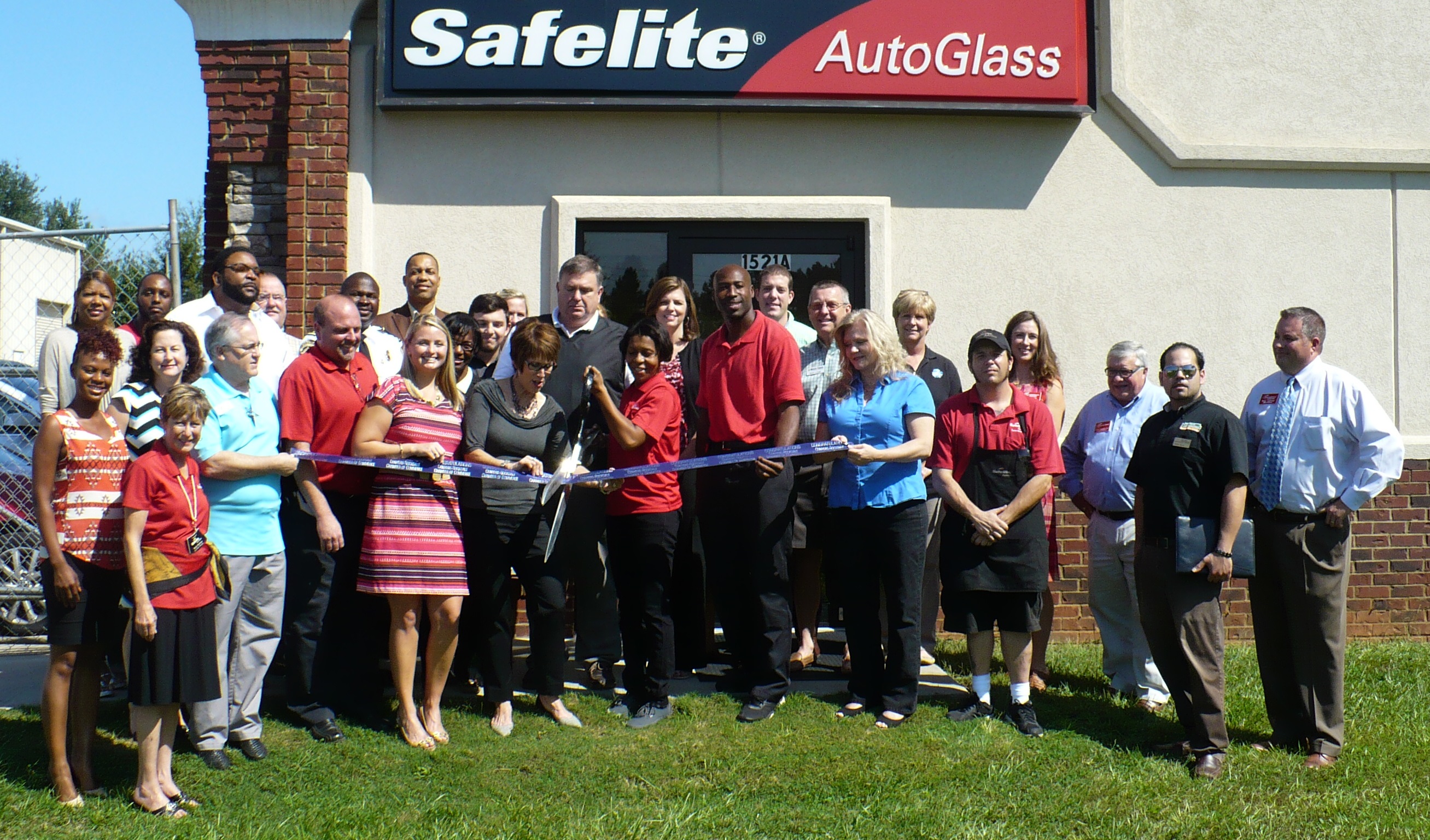 Safelite-ribbon-cutting-pic Safelite-ribbon-cutting-pic