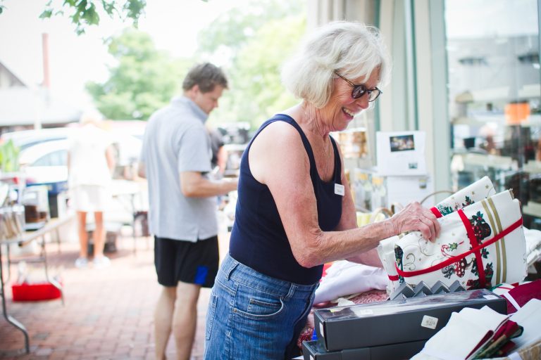 2019 Lake Forest Sidewalk Sale Photo Gallery Lake Forest/Lake Bluff