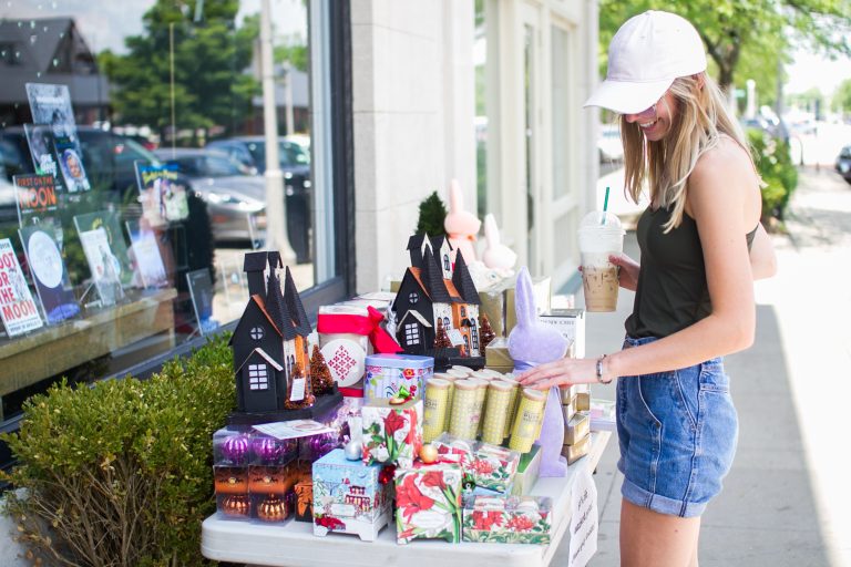 2019 Lake Forest Sidewalk Sale Photo Gallery Lake Forest/Lake Bluff